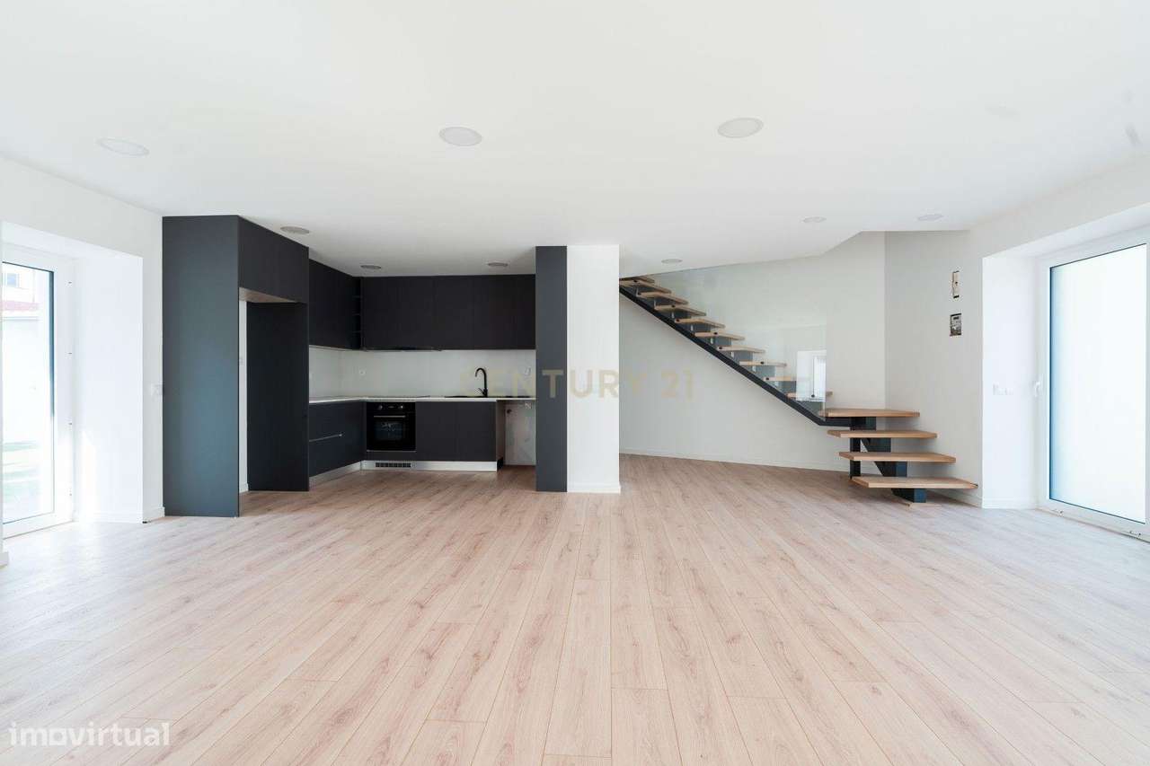 Moradia T3 em estado nova com pátio,churrasco coberto e vista panorâmi - Grande imagem: 3/47