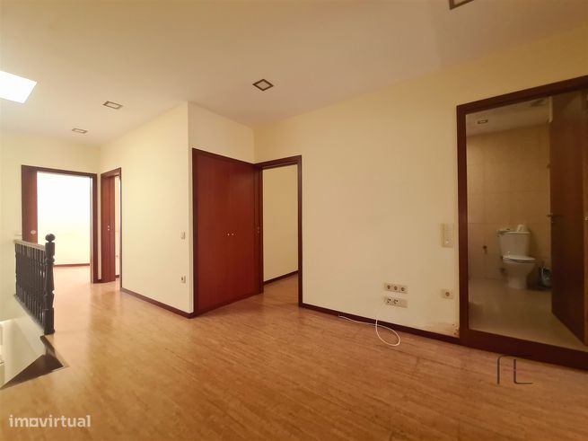 Casa de dois pisos com quintal, Junto Av. Fernão de Magalhães, Porto-0
