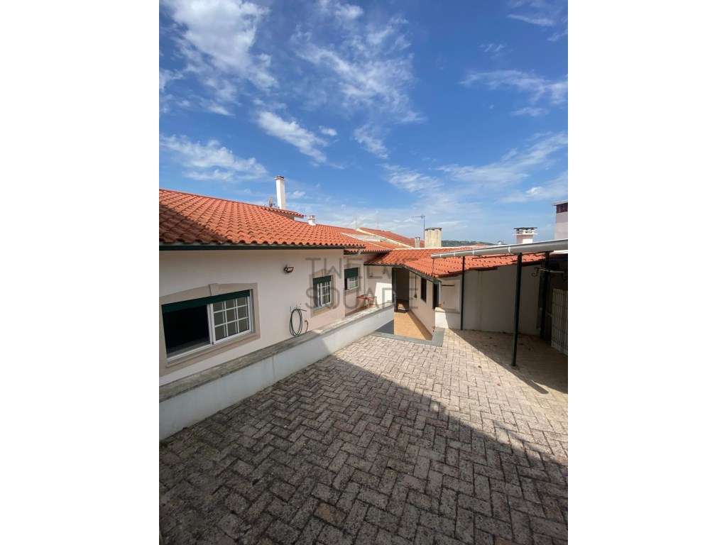 Moradia T2 com Logradouro Exterior no Reguengo do Fétal, Batalha-11