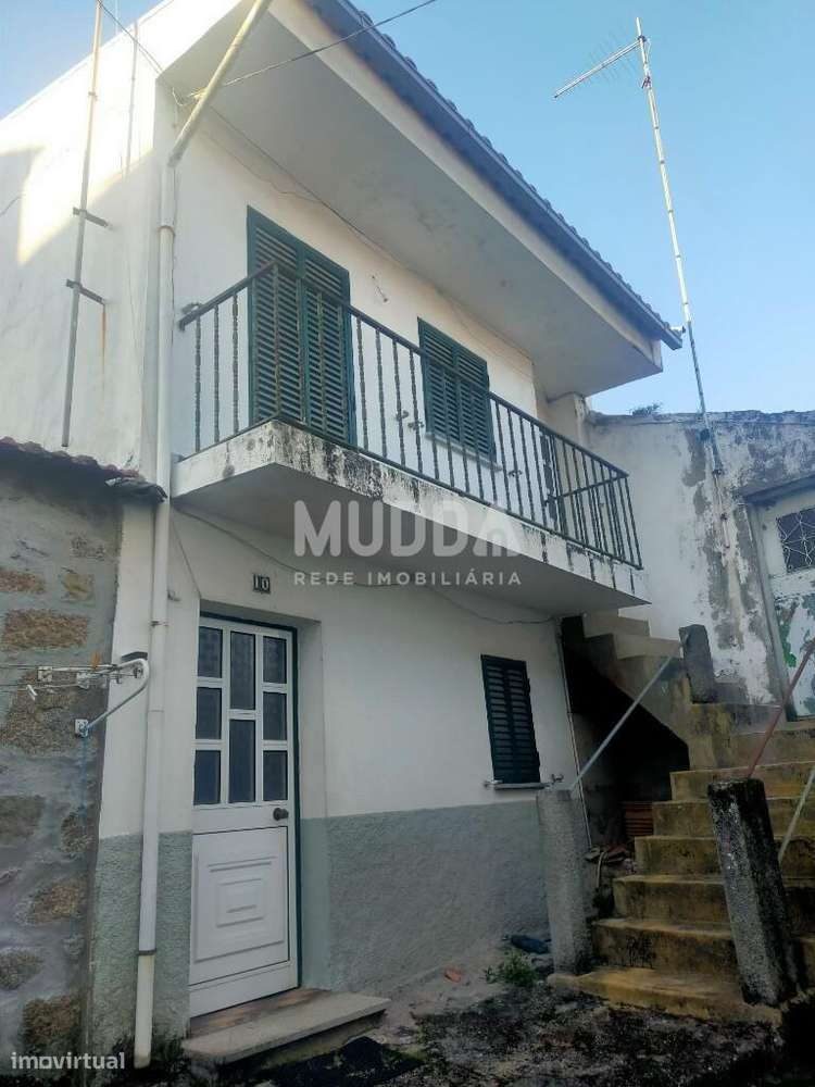 Duas moradias e uma garagem para venda em Gouveia-8