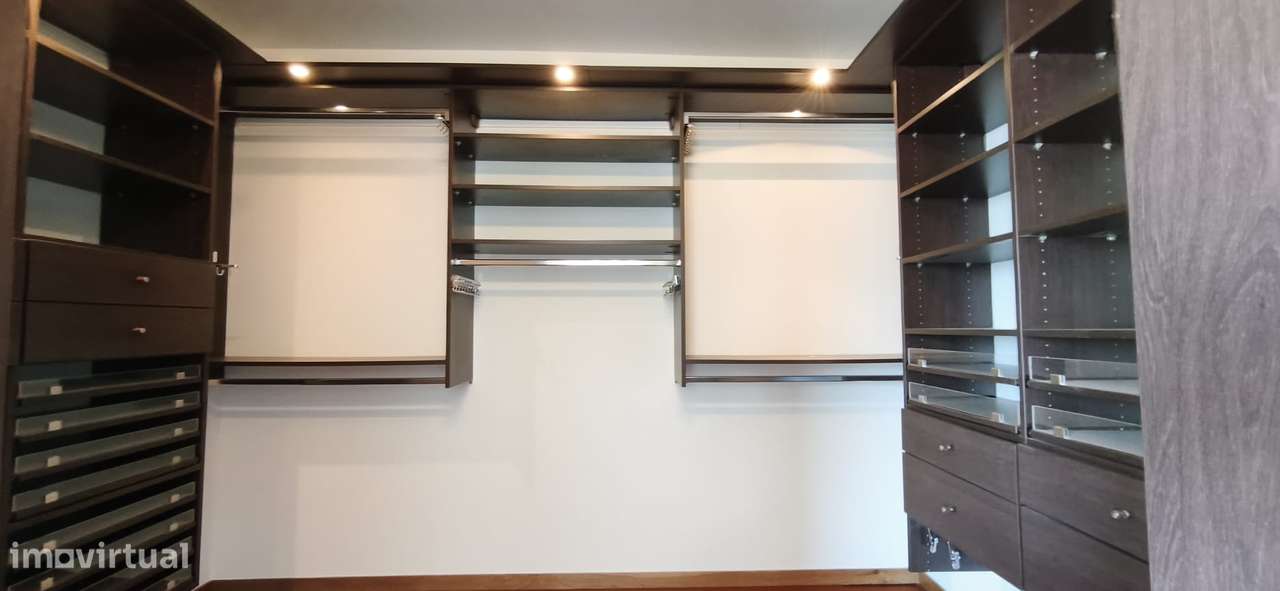 magnifico T5 duplex remodelado na Rua Miguel Torga , Penedo da Saudade-18