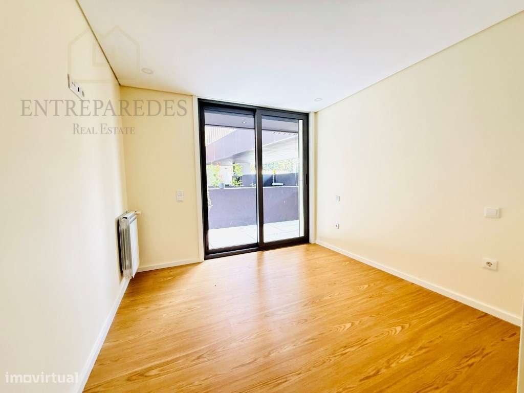 Apartamento T2 com terraço e garagem no centro de Espinho para comprar-11