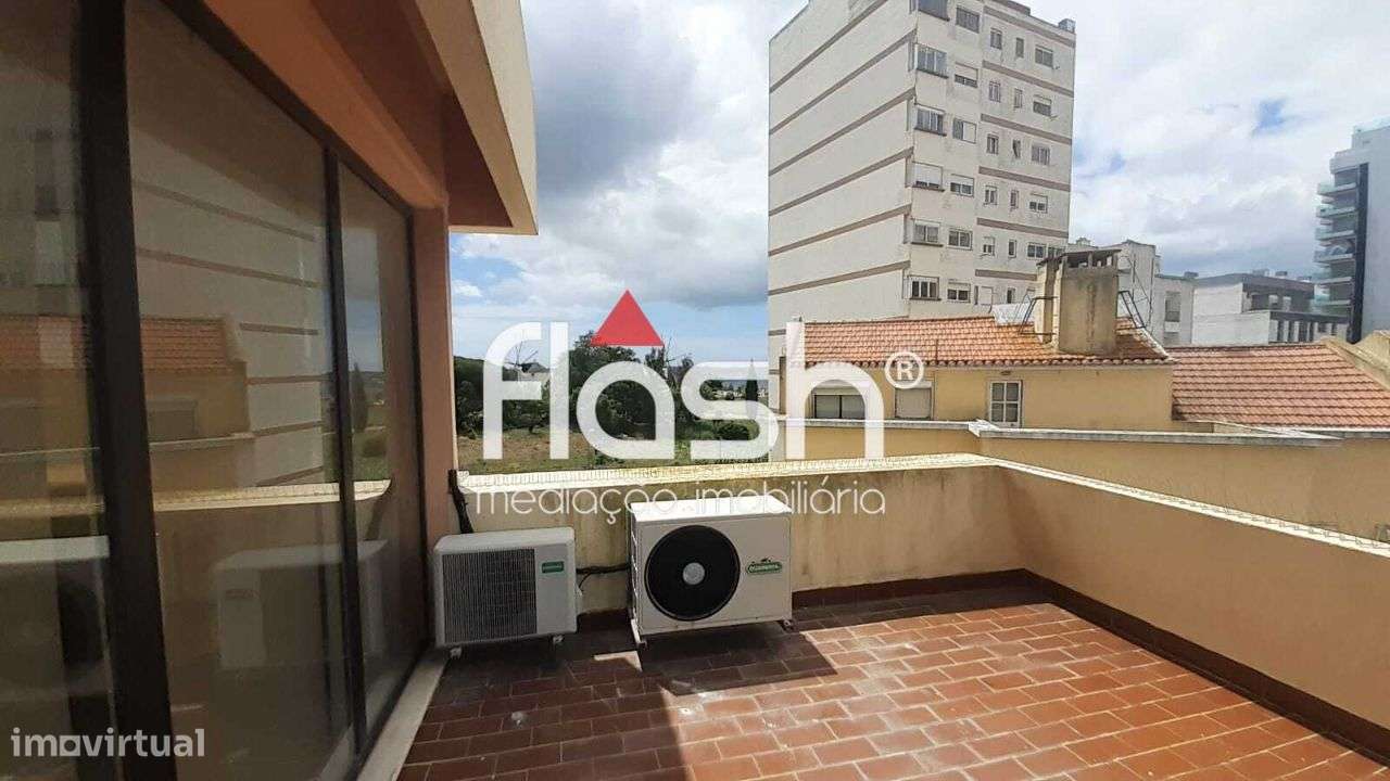 Venda de Espaço de loja/escritórios no Restelo-11