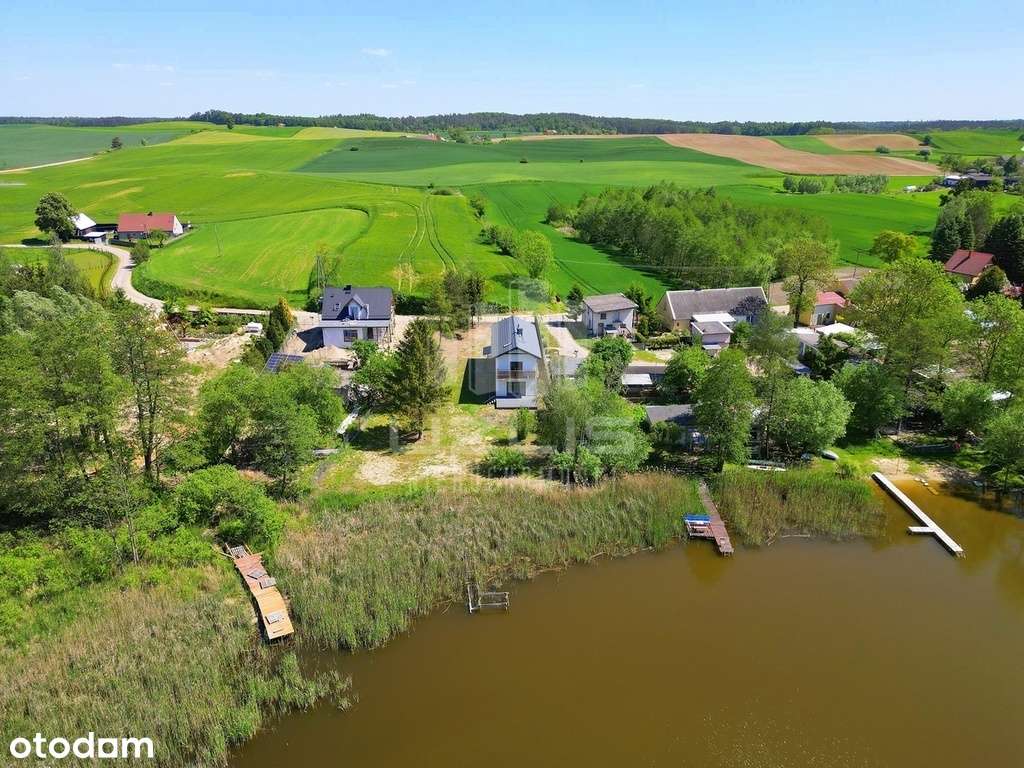 Dom nad jeziorem z linią brzegową-6