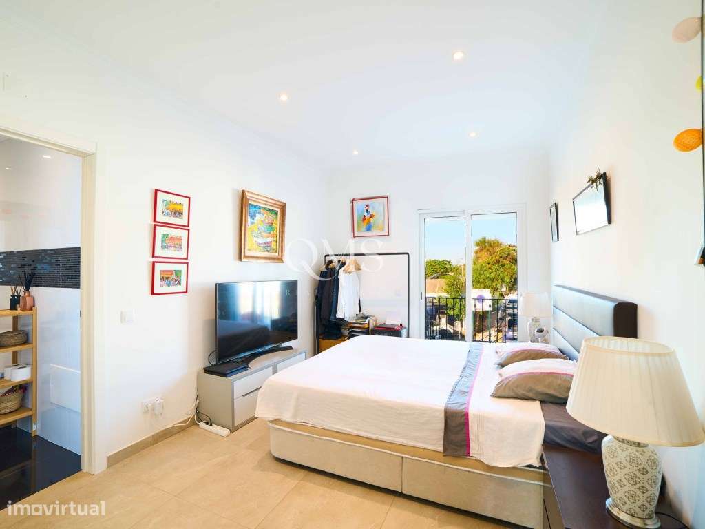 Duplex contemporâneo de três níveis em Santa Bárbara de Nexe, Algarve-13