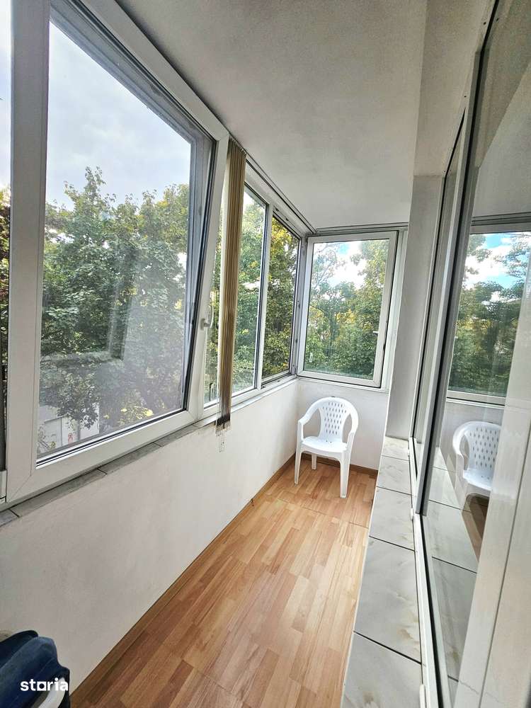 Vând apartament 4 camere-str.Splaiul Crișanei-7