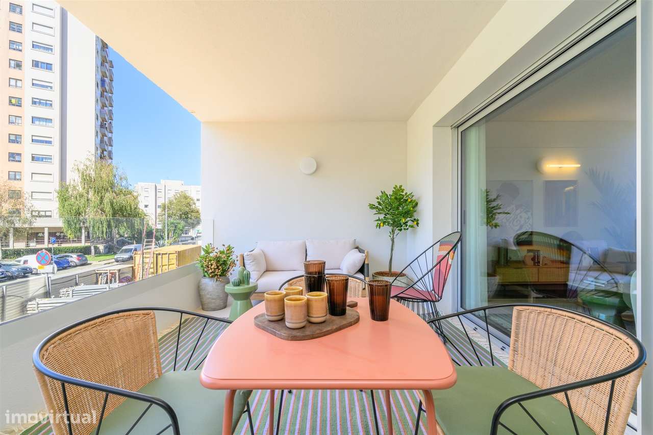 Apartamento T2 no 8.º Andar c/ Varanda Sul/Poente, Garagem e Arrumo em - Grande imagem: 2/27