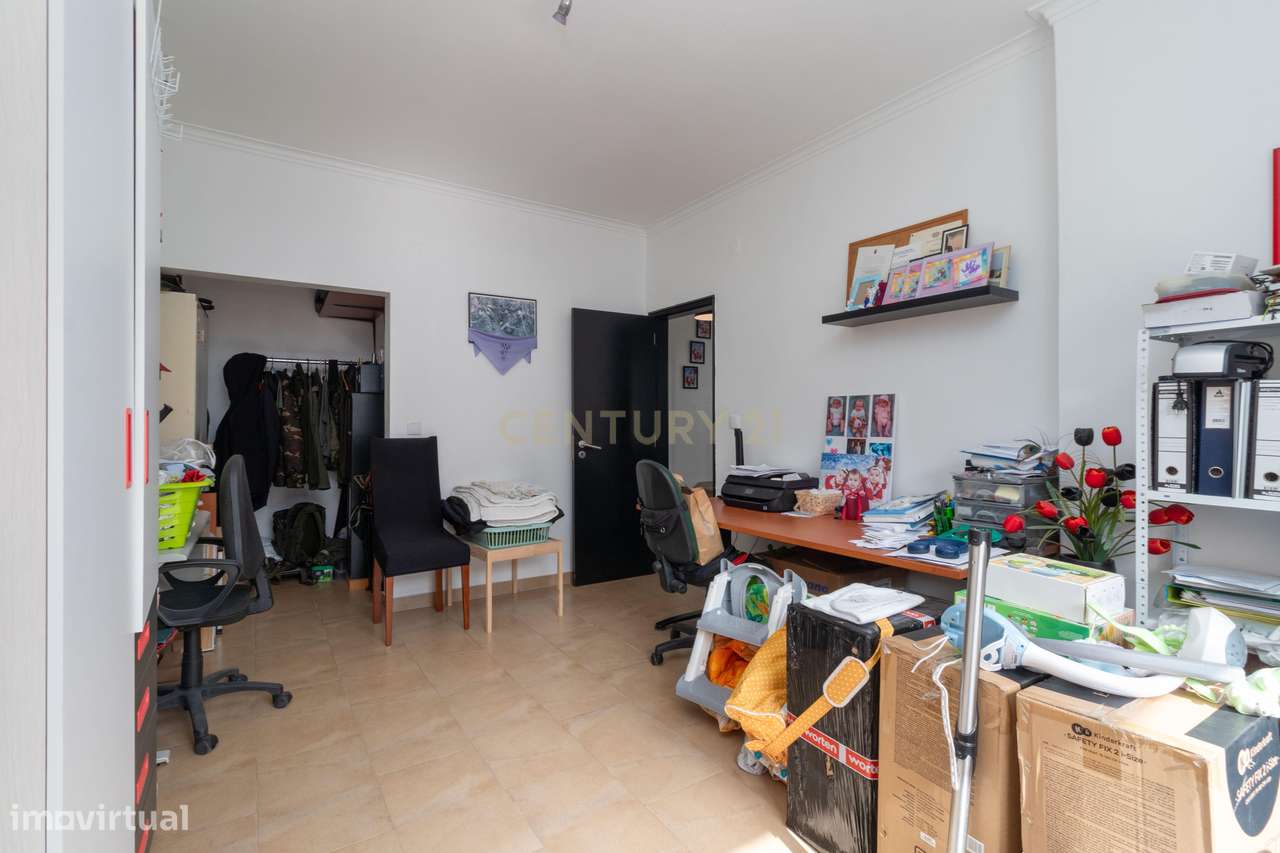 Moradia T4 com áreas generosas em Fernão Ferro - Grande imagem: 5/48