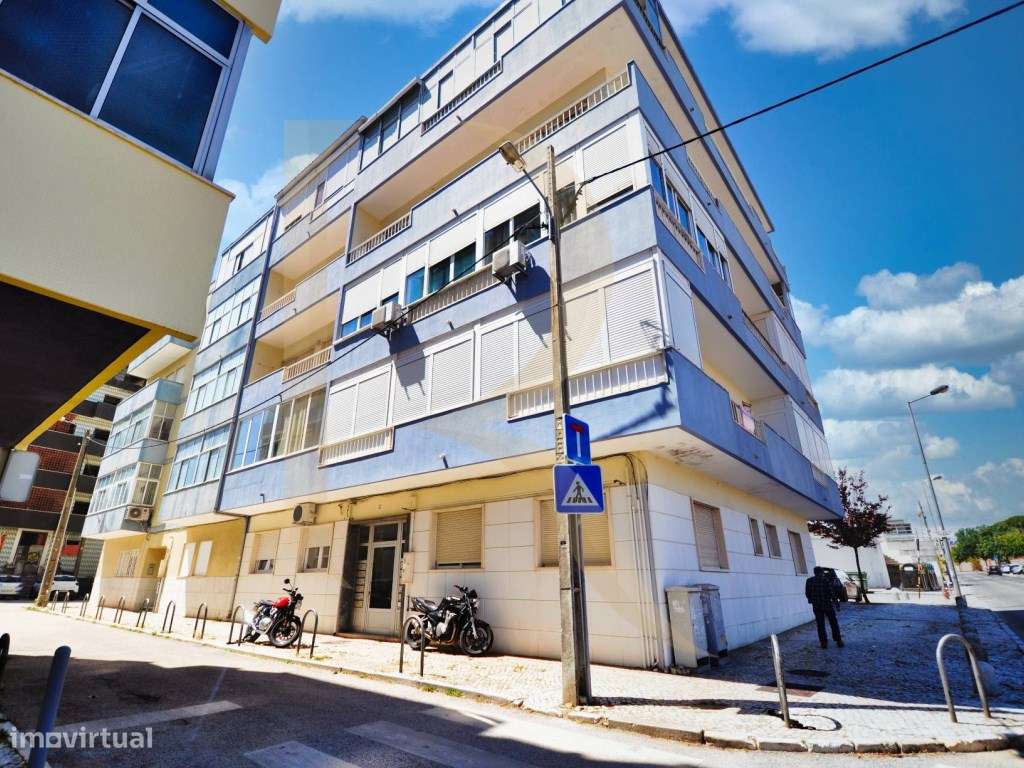 Apartamento T4 remodelado no Laranjeiro - Almada-21