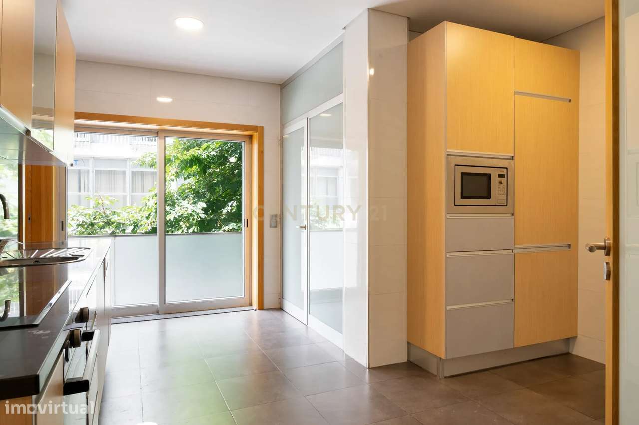 Apartamento T3 com varanda e estacionamento - Rua Duque de Terceira-16