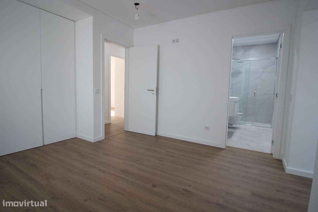 Rc de moradia com Quintal e estacionamento no Seixal-18