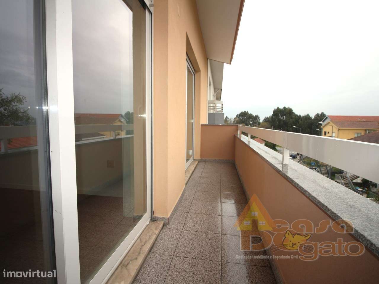 Apartamento Remodelado com boas varandas-12