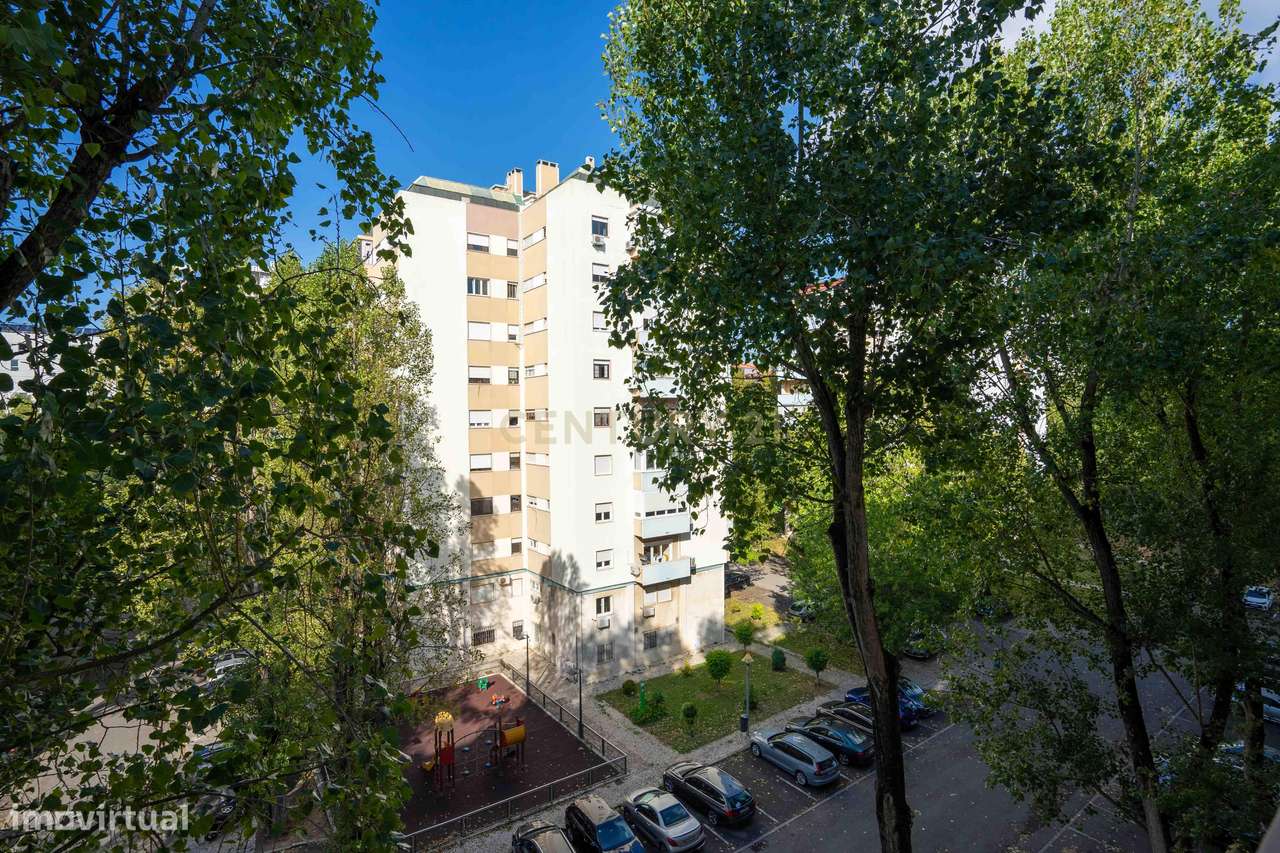 Apartamento T3 pleno de luminosidade em zona premium de Benfica-24