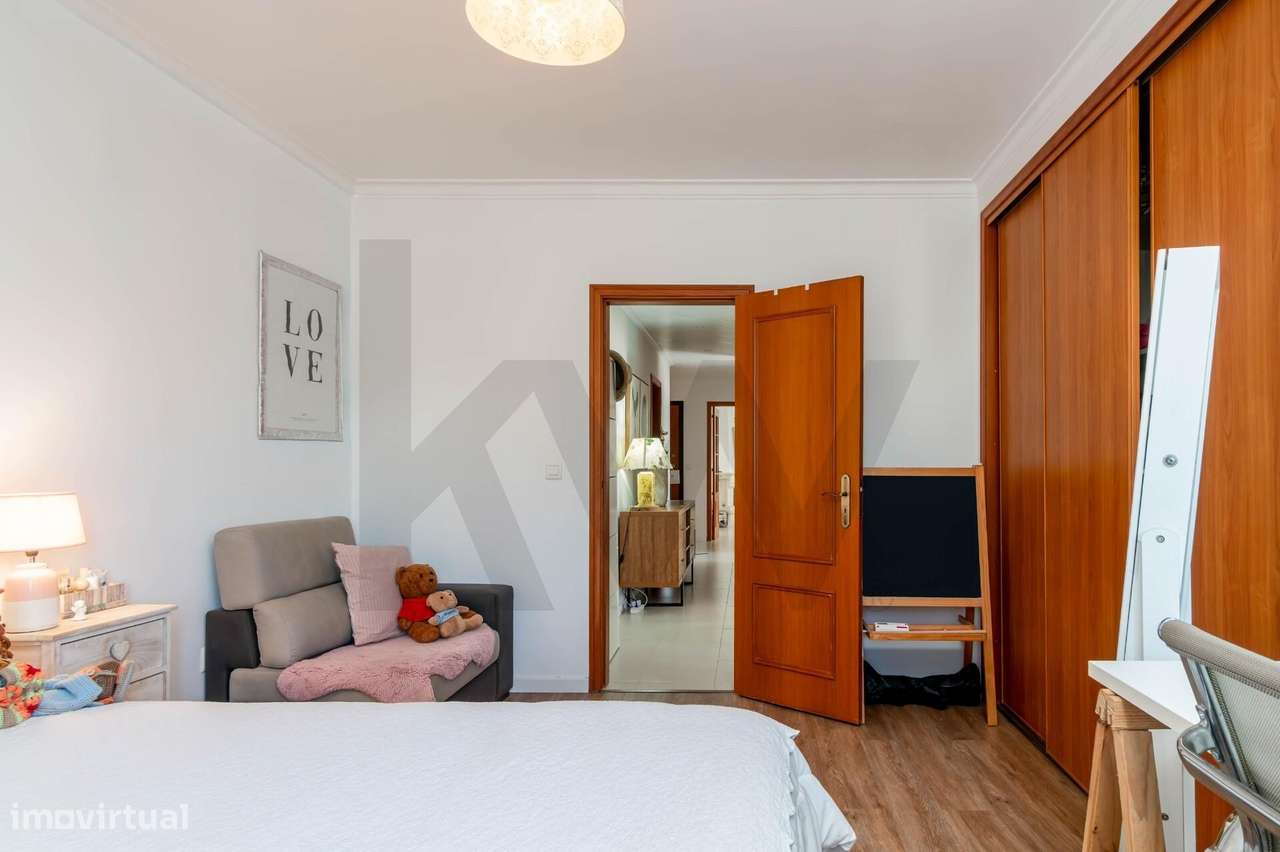 Apartamento T3, com Suíte, Arrecadação e Lugar de Garagem - Palhais, B-26