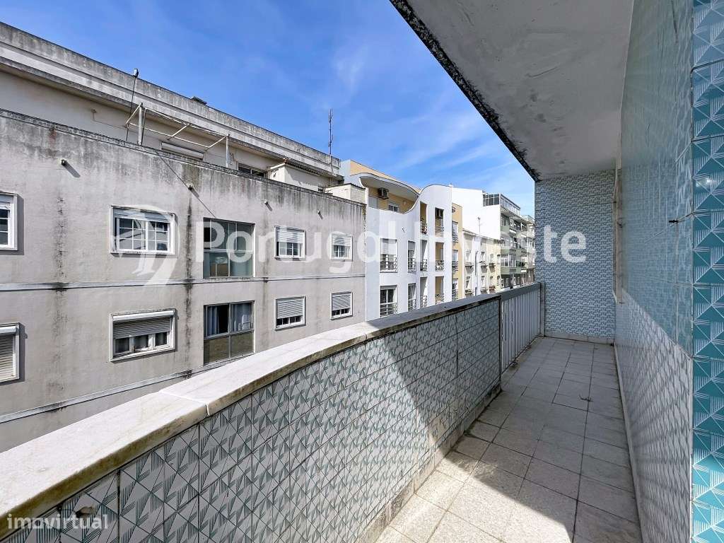 Apartamento de 5 assoalhadas na rua Capitão Leitão, Almada-17
