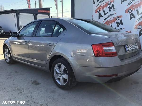 Skoda Octavia 1.6 TDI DSG Style - 4