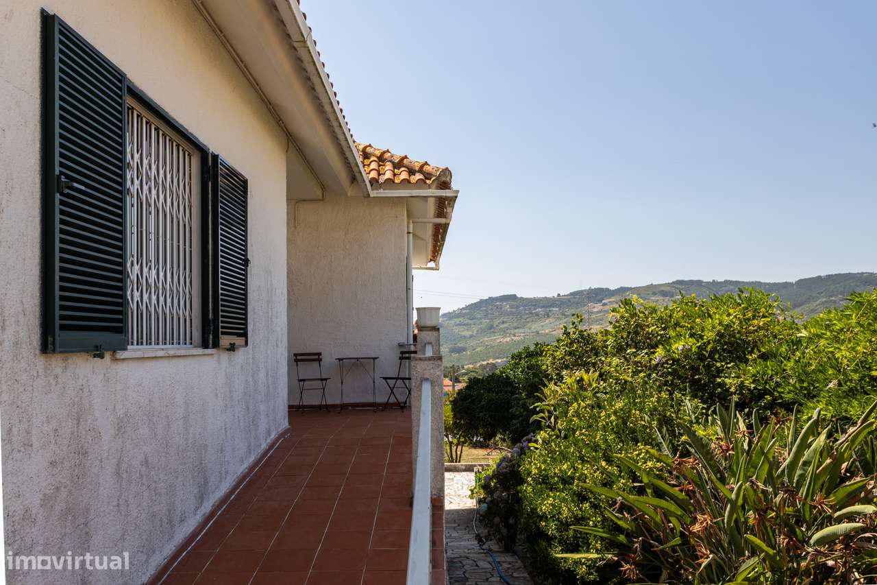 Moradia T3 Isolada, com garagem de 157 m2 térrea em lote de 1.331 m2 c-8