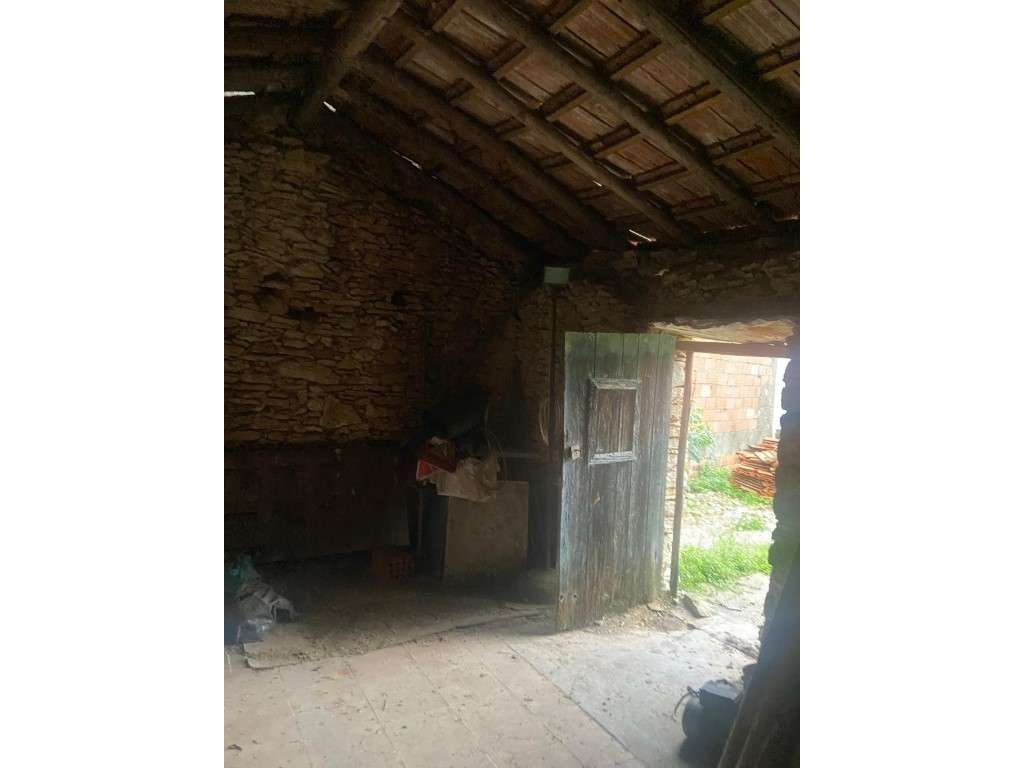 Casa térrea para recuperar na Carapinheira-18