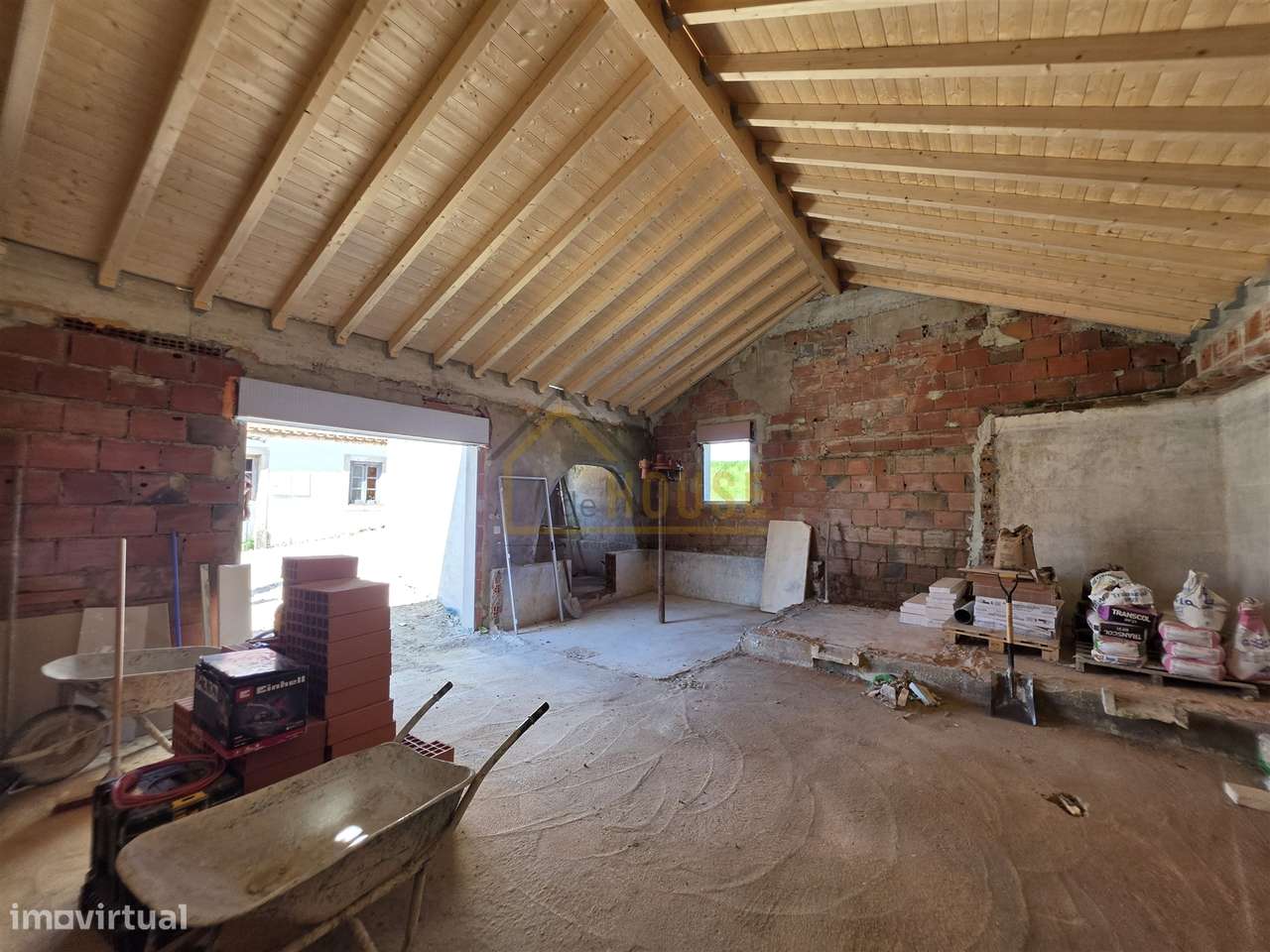 Moradia T2 com espaço exterior e adega-15