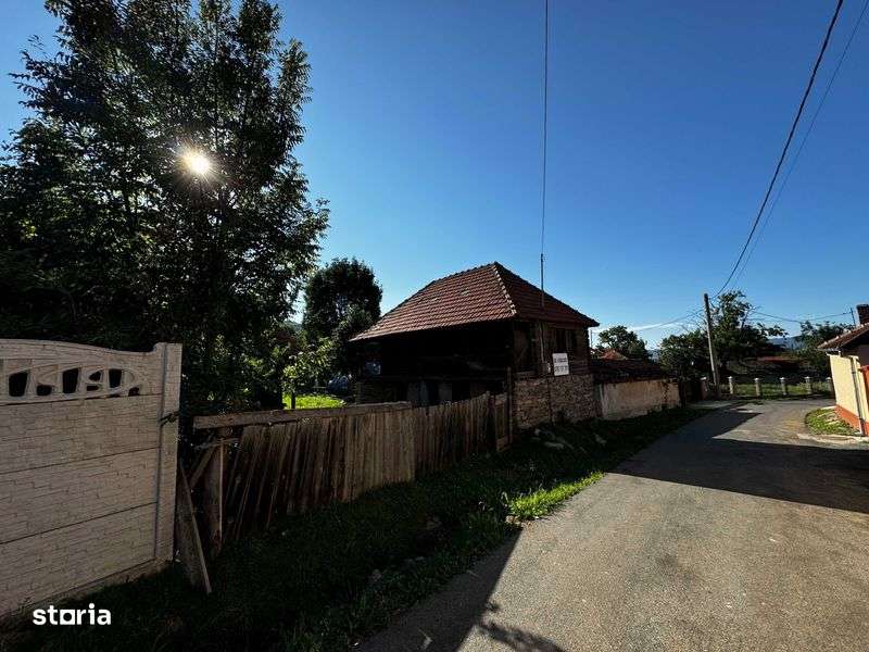 Casa de lemn cu teren 1.000 Mp in centrul satului URIC - Imagine principală: 5/8