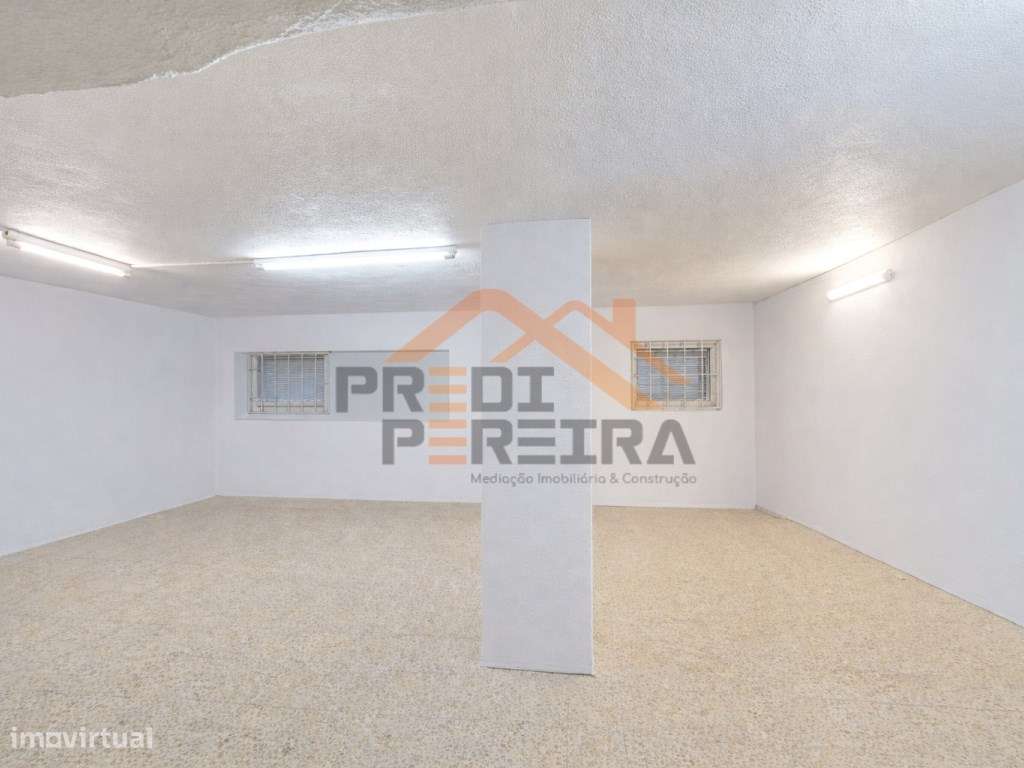 Situado em Odivelas, armazém com cerca de 180 m2.-1