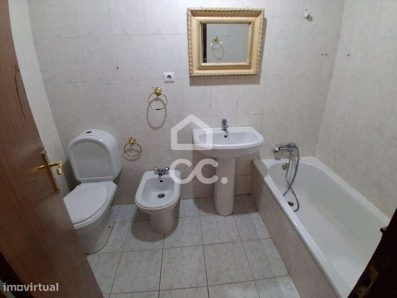 Apartamento T3 em fase de início de renovação total, com Lugar de gar-16