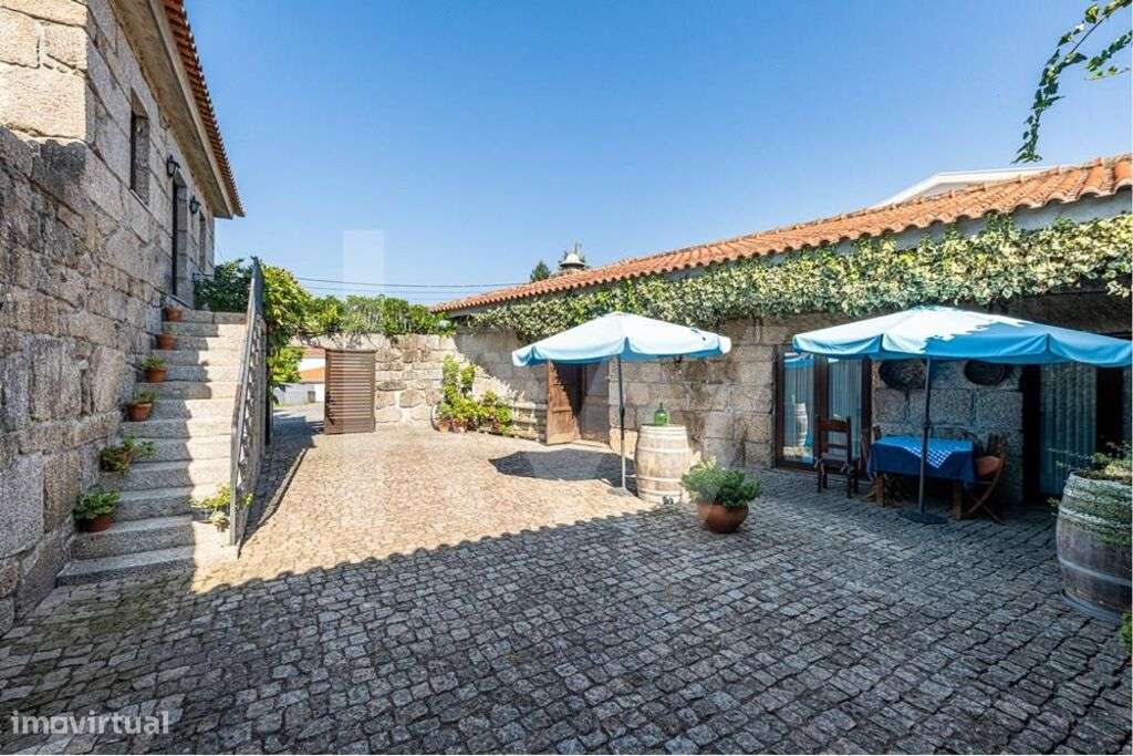 Venda de moradia T5 com grande jardim exterior e area bruta de 472 m2 - Grande imagem: 4/40