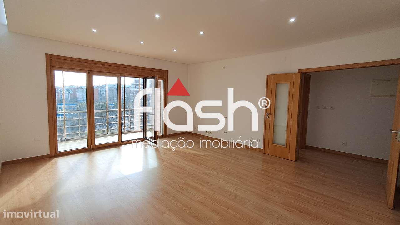 Apartamento T3 com 4 parqueamentos em Odivelas-0