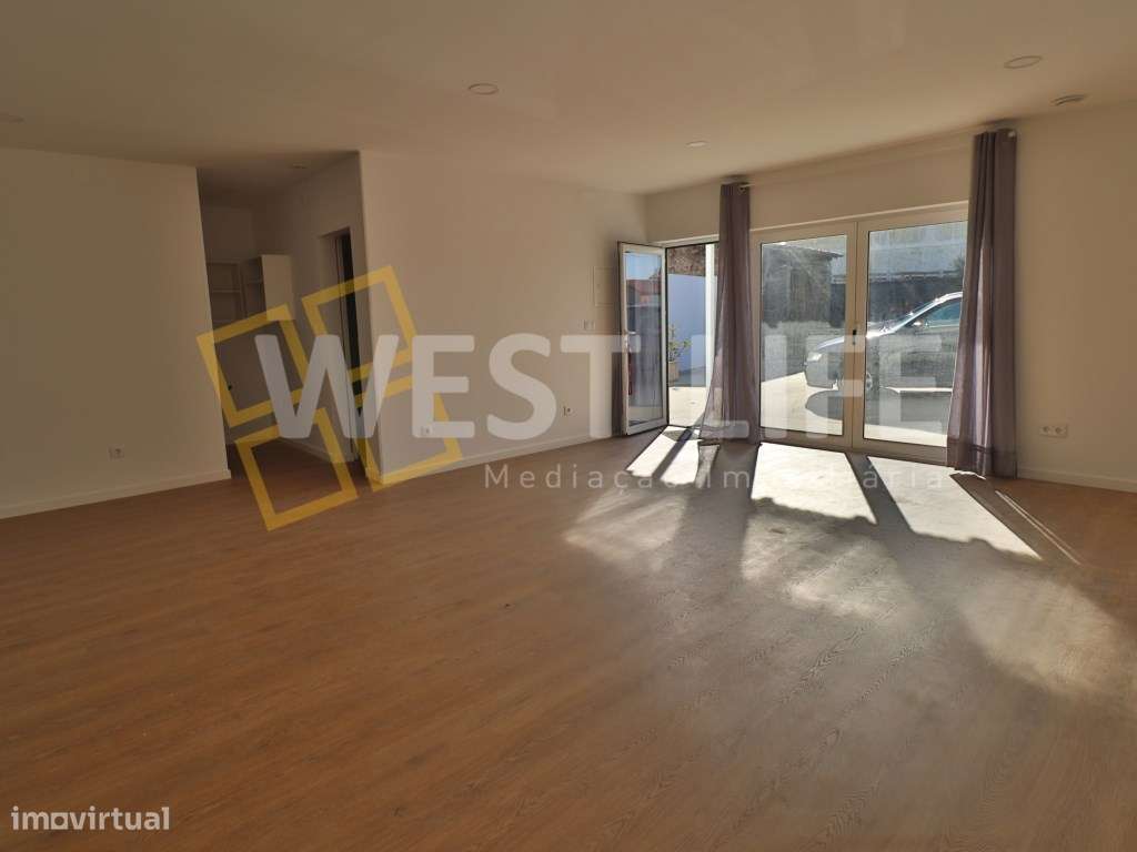 EXCLUSIVO WEST LIFE - Moradia de tipologia T3 renovada com terraço,... - Grande imagem: 3/23