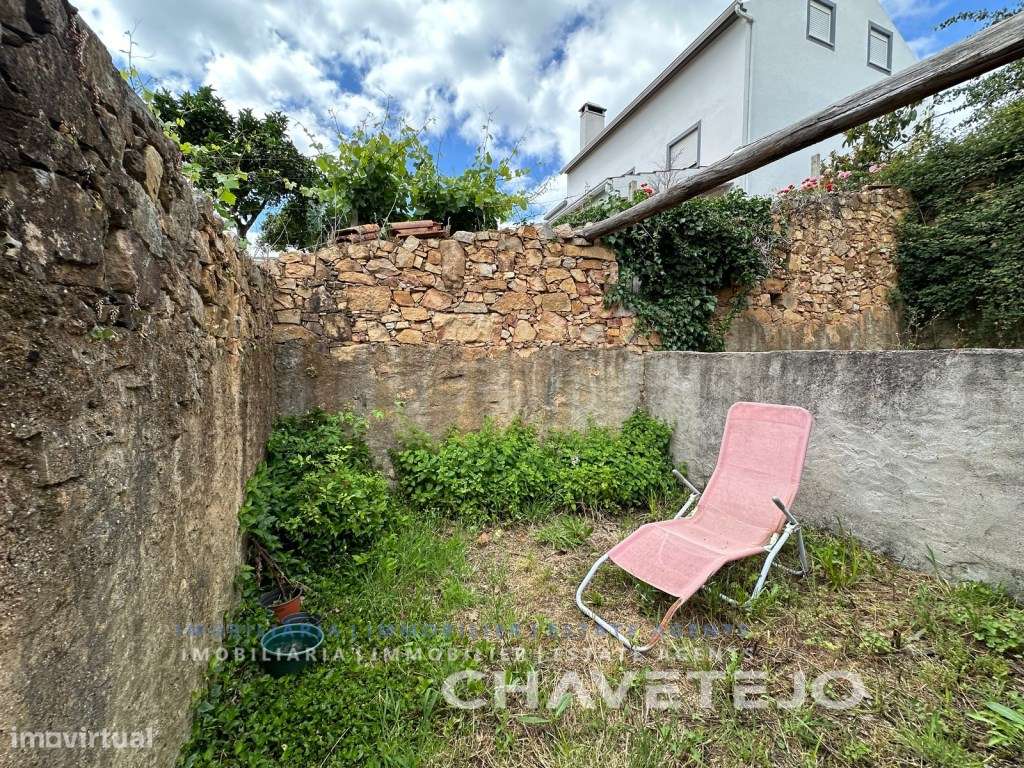 Quintinha com duas casas de campo e uma arrecadação a cerca de 4 km...-11