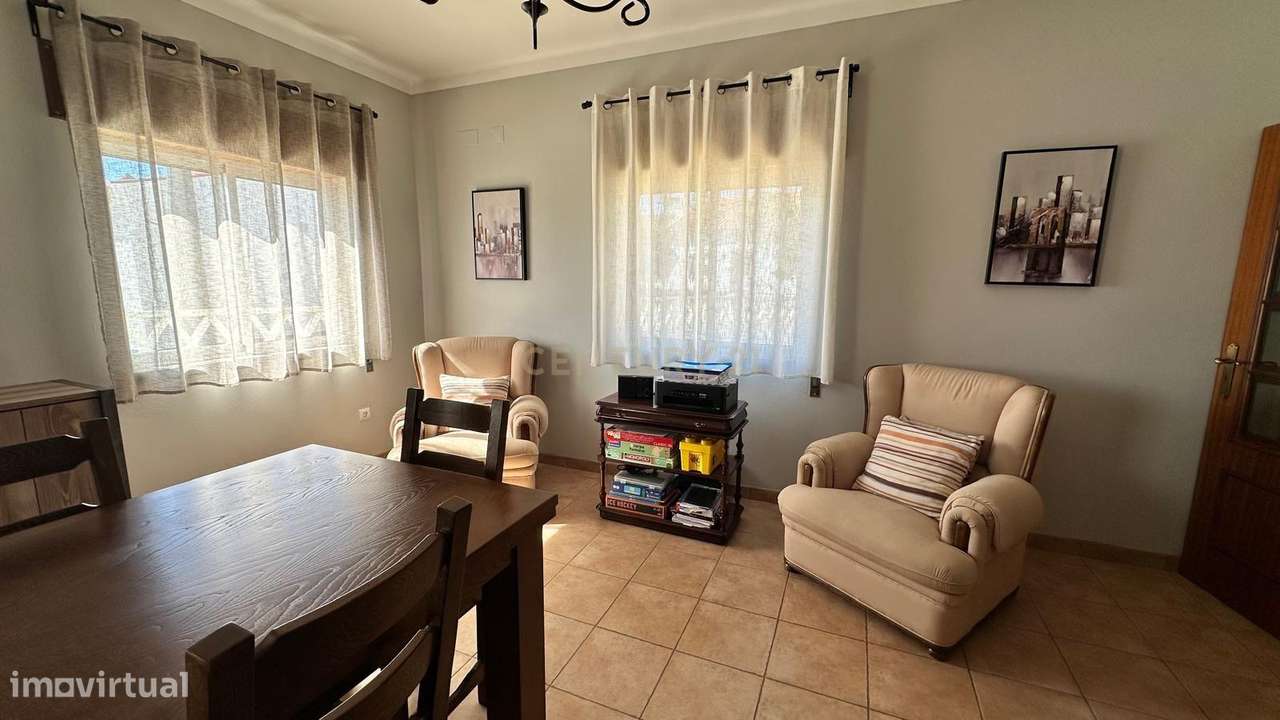 MORADIA  T4 BASTANTE ATRATIVA , ESPAÇOSA E COM MUITA LUZ NATURAL EM A-18