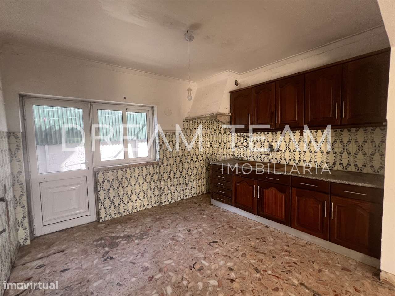 Moradia T4 Bifamiliar na Charneca da Caparica para Remodelação-16