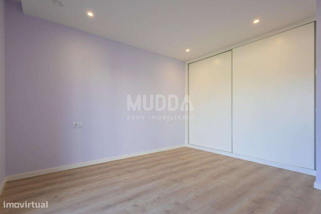 Moradia T4 com Design Contemporâneo e Acabamentos Premium-10