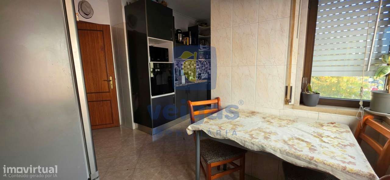 Fantástico T2 Renovado, na Av. da Liberdade – Monte Abraão-3