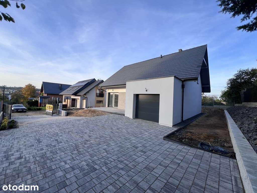 Nowoczesny dom z garażem w centrum Luzina z dojazdem drogą asfaltową - Pełny obrazek: 4/12