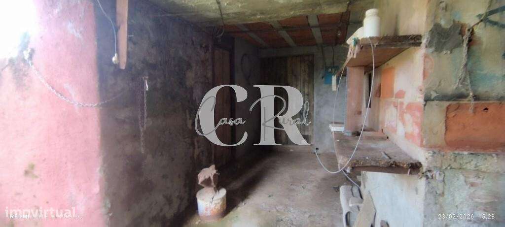 Moradia T3 com vários anexos, terreno e poço-30