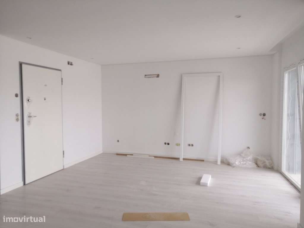 Apartamento T2 c/ terraço e arrecadação, em Santa Marta do Pinhal -... - Grande imagem: 2/17