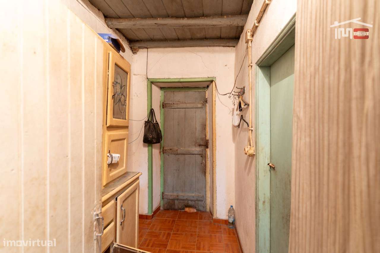 Moradia T3 para reconstrução em Crespos, S. Mamede-12