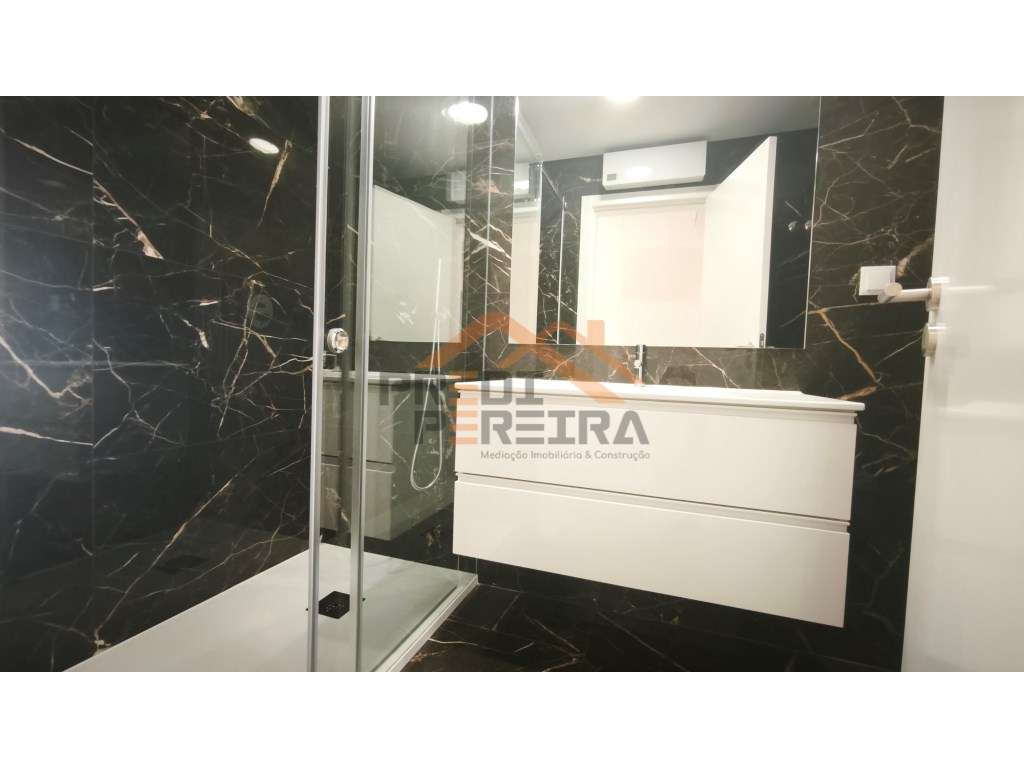 Situado em Caneças, apartamento T4 com duas suites, uma box e um pa...-29