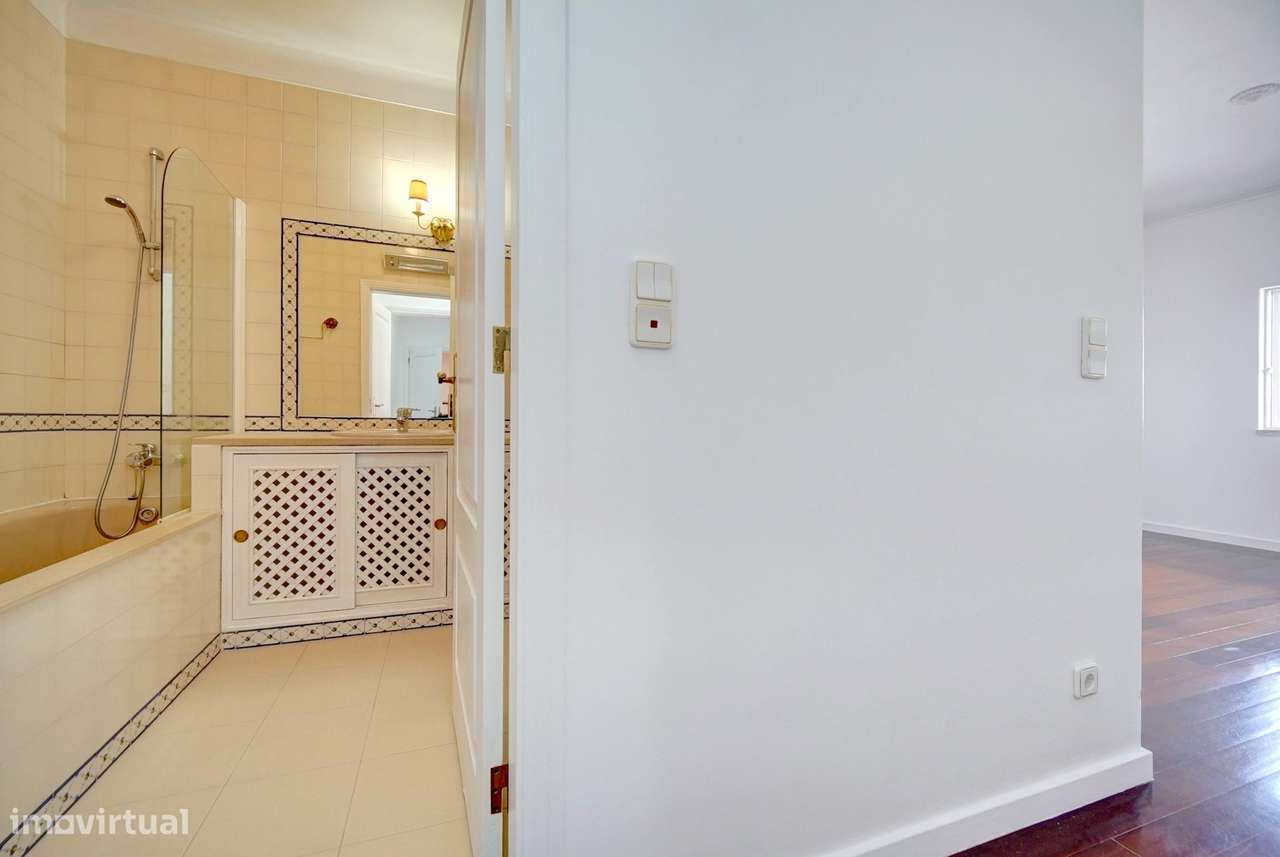 T2 com Vista Mar na Costa da Guia | Último Piso com Garagem Box Dupla-18