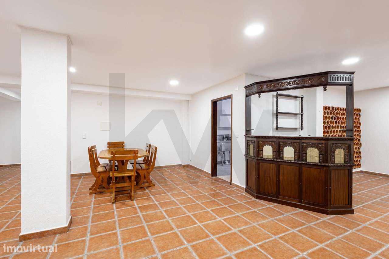 Moradia Unifamiliar com piscina e jardim no Banzão Colares-27