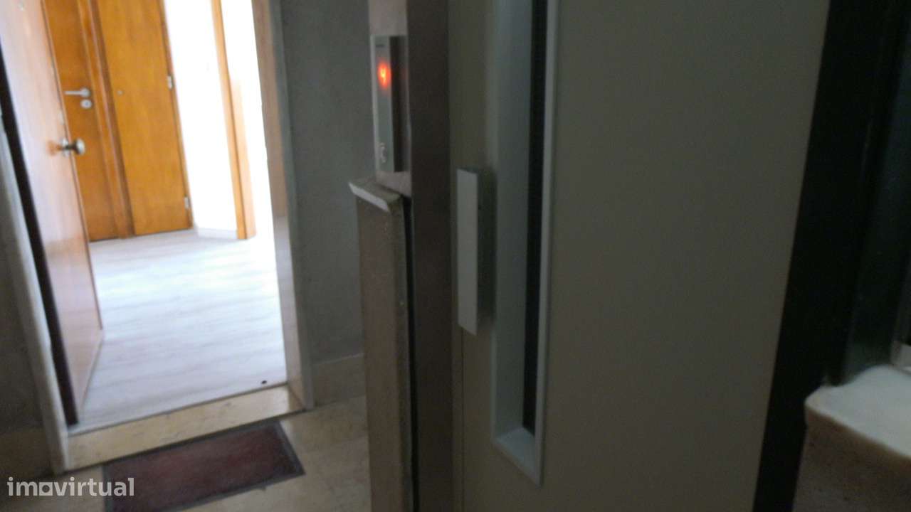 Apartamento T1 Rua Santa Bárbara Lisboa - Grande imagem: 2/24