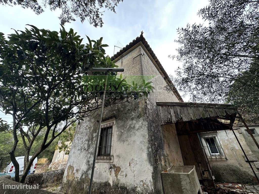 Moradia Geminada T2 em Francos, Rio de Mouro. Para Obras Totais.-9
