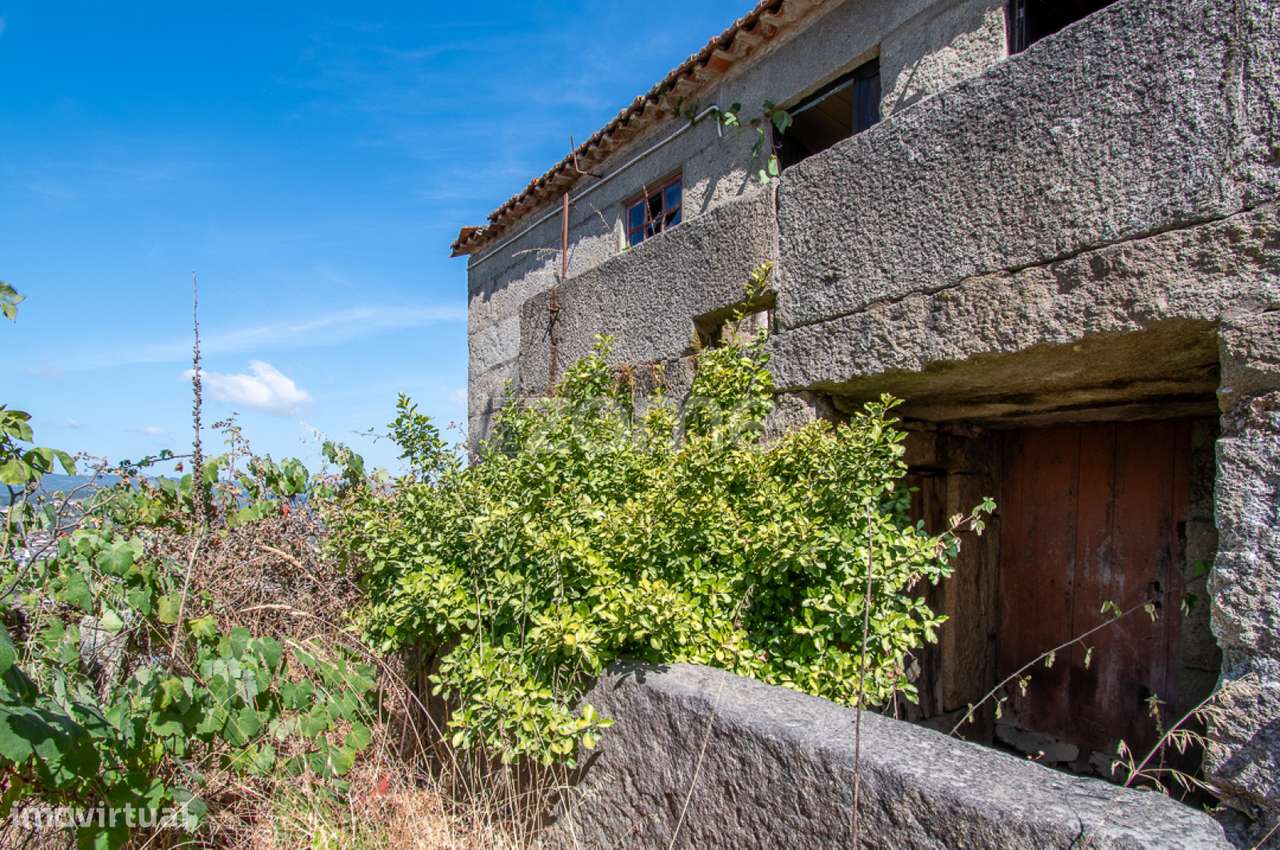 Moradia Para Reconstrucao Com Terreno E Vistas Panoramicas Sobre O