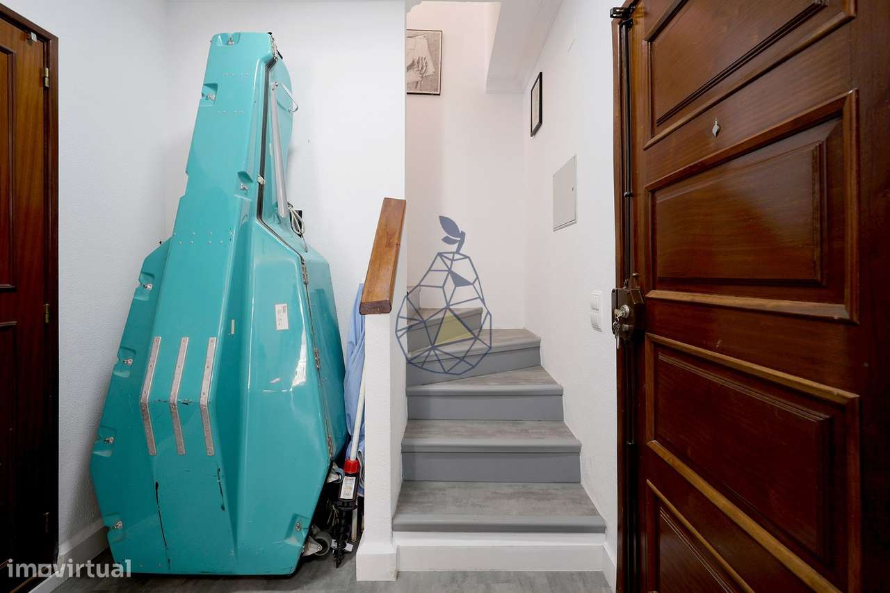Apartamento Duplex T3 mobilado,  3 casa de banho ,Terraço, Vista Mar A-18