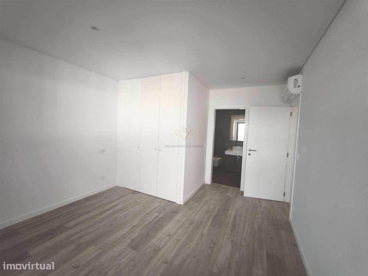 Elegância e Conforto em Carnaxide: T2 com Varandas, 2 Lugares de Garag-17