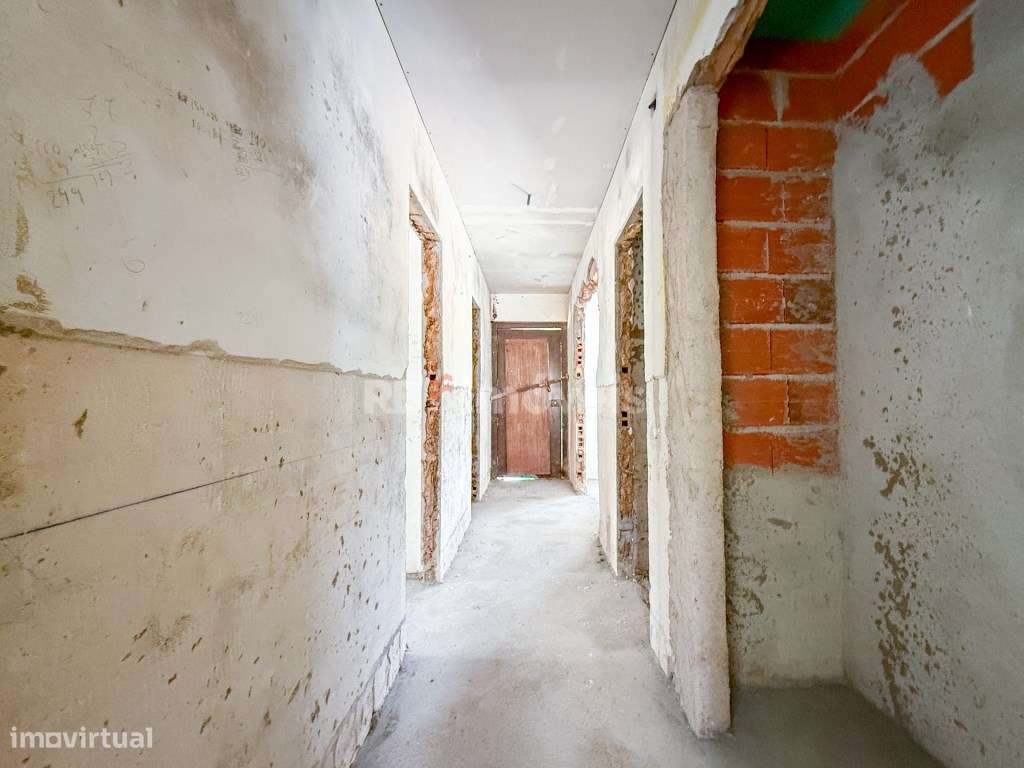 Moradia T3 Térrea por recuperar com quintal e garagem, situada pert... - Grande imagem: 4/23