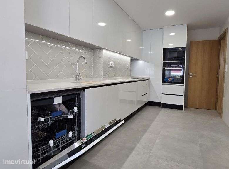 T3 Remodelado, com cozinha equipada às Portas de Benfica-40