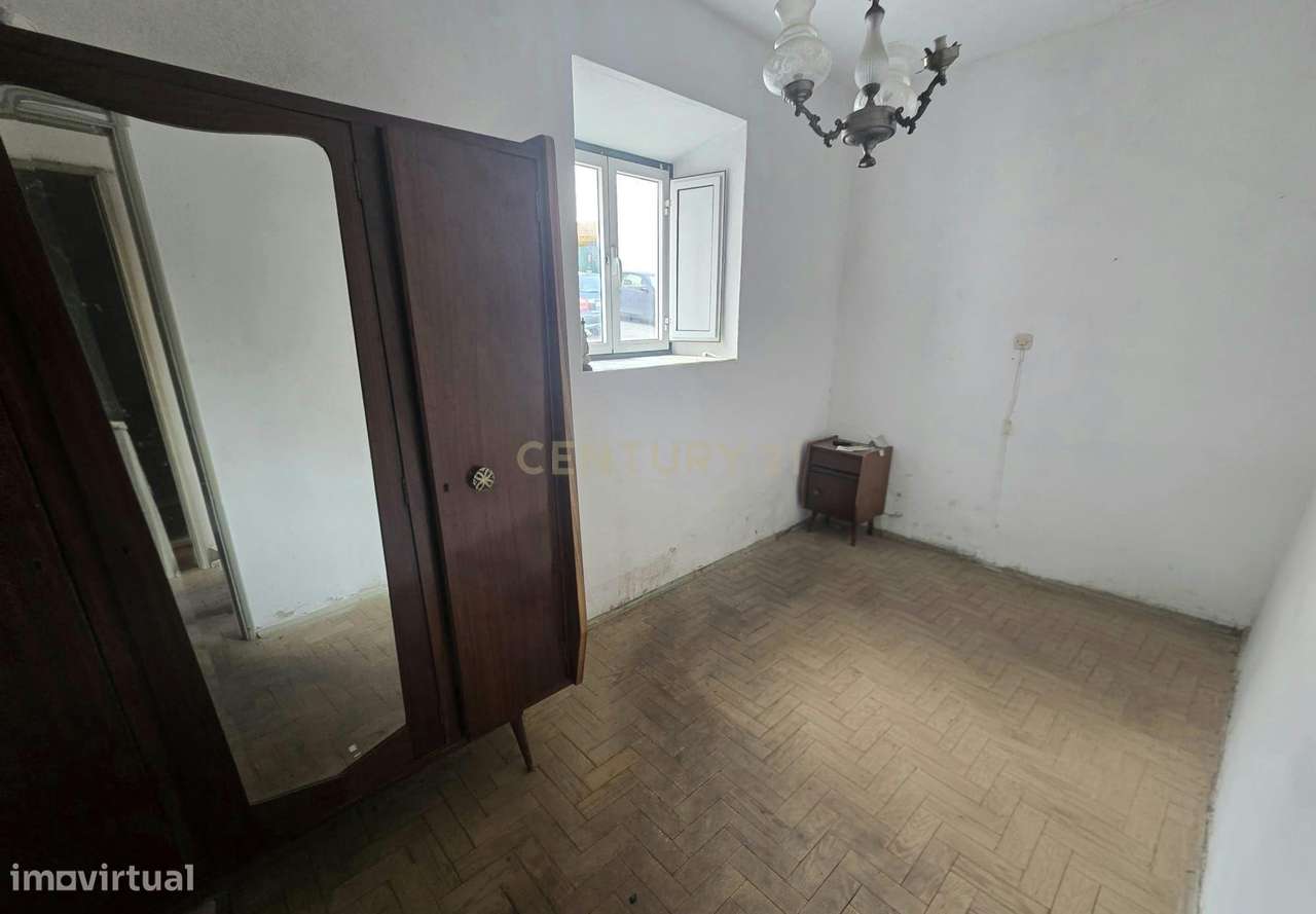 Moradia ideal para restaurar no centro da vila de Valado de Frades a 5 - Grande imagem: 5/29