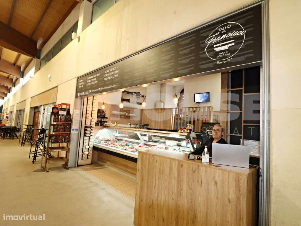 Prédio com 3 andares independentes no centro do Barreiro - frente a...-2